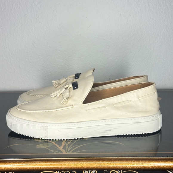 Elegant Cream Loafers with Tassel Accent - Picture 4 of 5